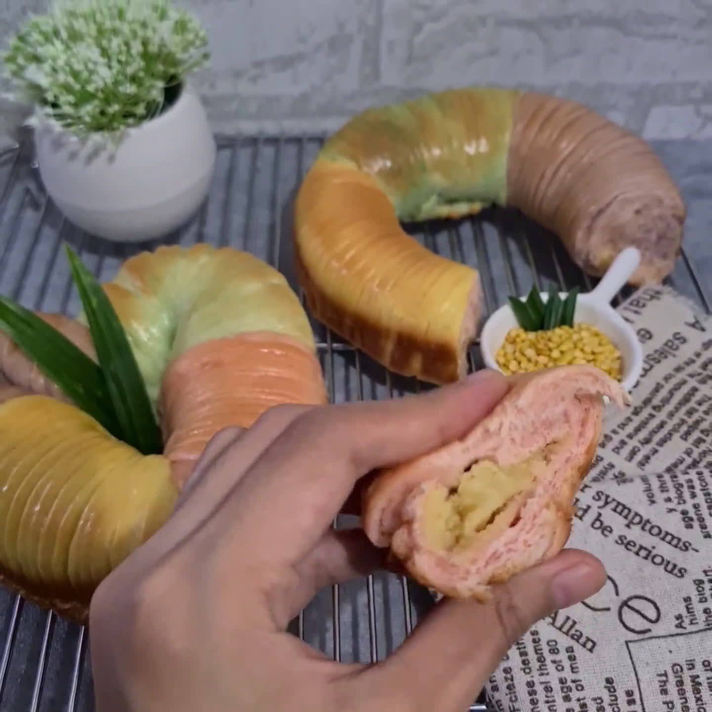 Foto langkah ke 8 dari resep Unicorn 🦄 Wool Roll Bread with Green Bean Filling.