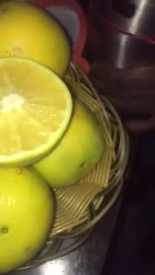 A picture of step 1 of Fresh orange juice.