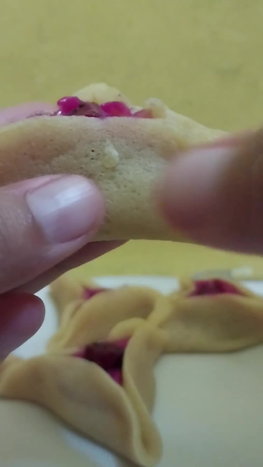Foto langkah ke 6 dari resep Dragonfruit Vla in Folded Pancakes.
