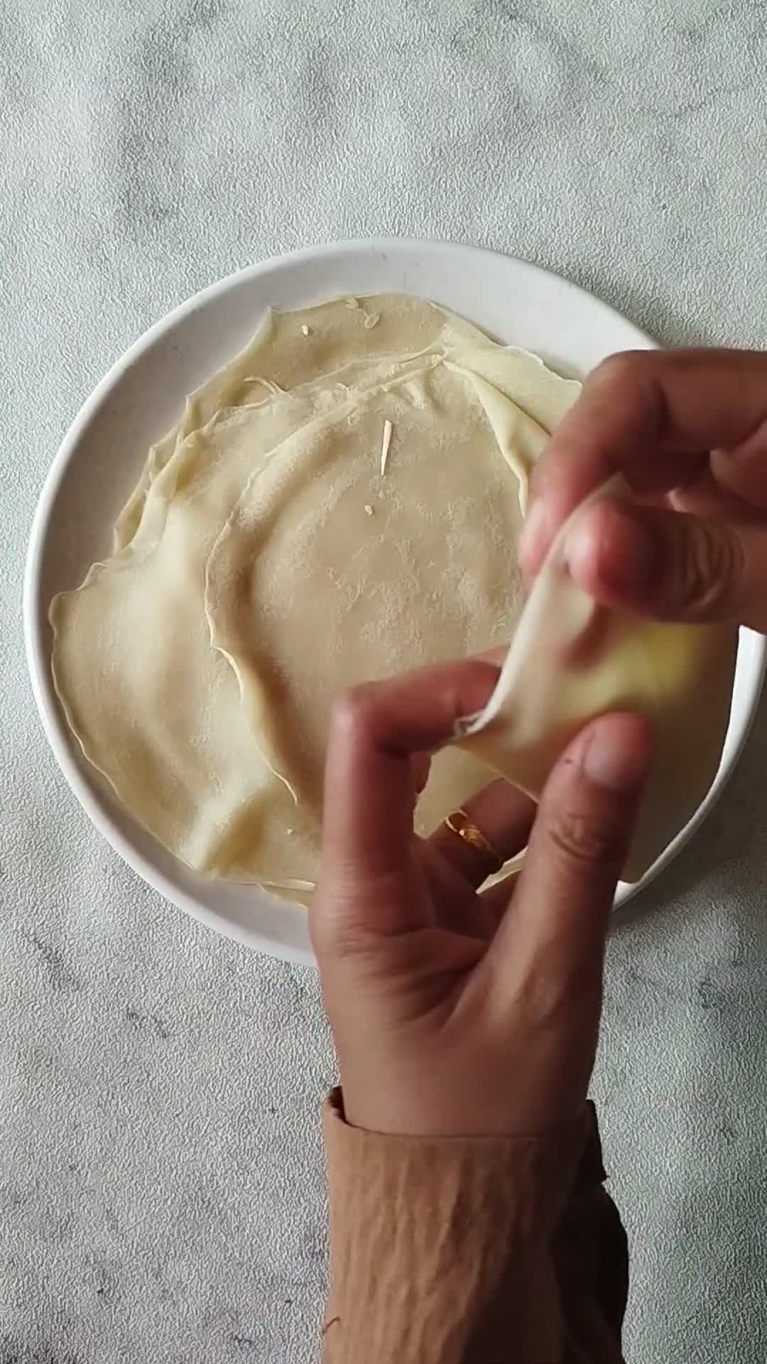 Foto langkah ke 5 dari resep Risoles Pisang Coklat Keju Segitiga.