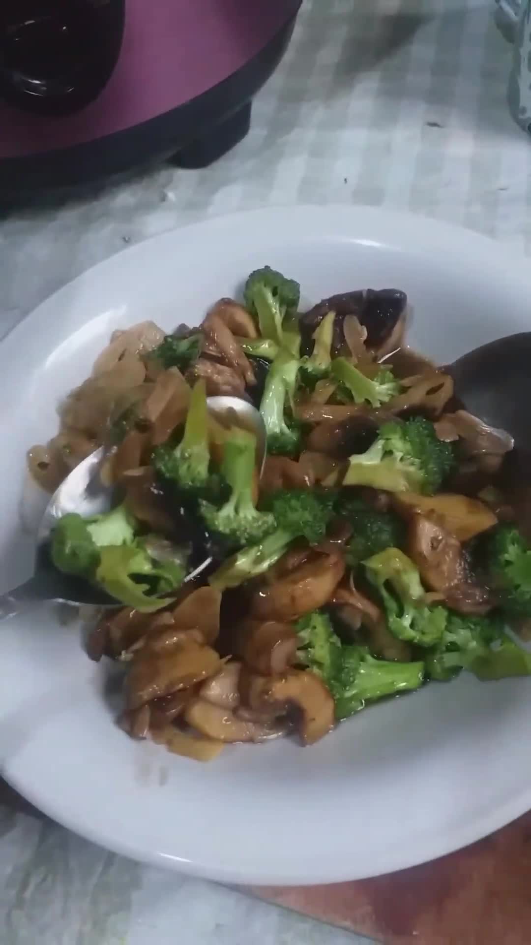Foto langkah ke 3 dari resep Oseng Brokoli Jamur.
