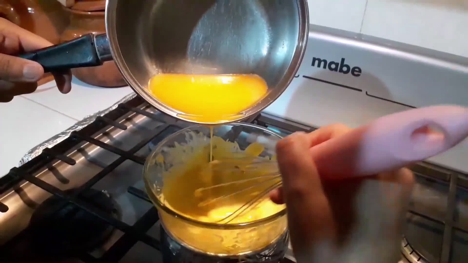 Foto del paso 5 de la receta: Camarones empanizados acompañados de una salsa holandesa