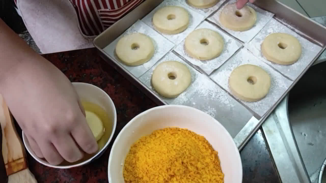 Foto langkah ke 5 dari resep Donat crispy.