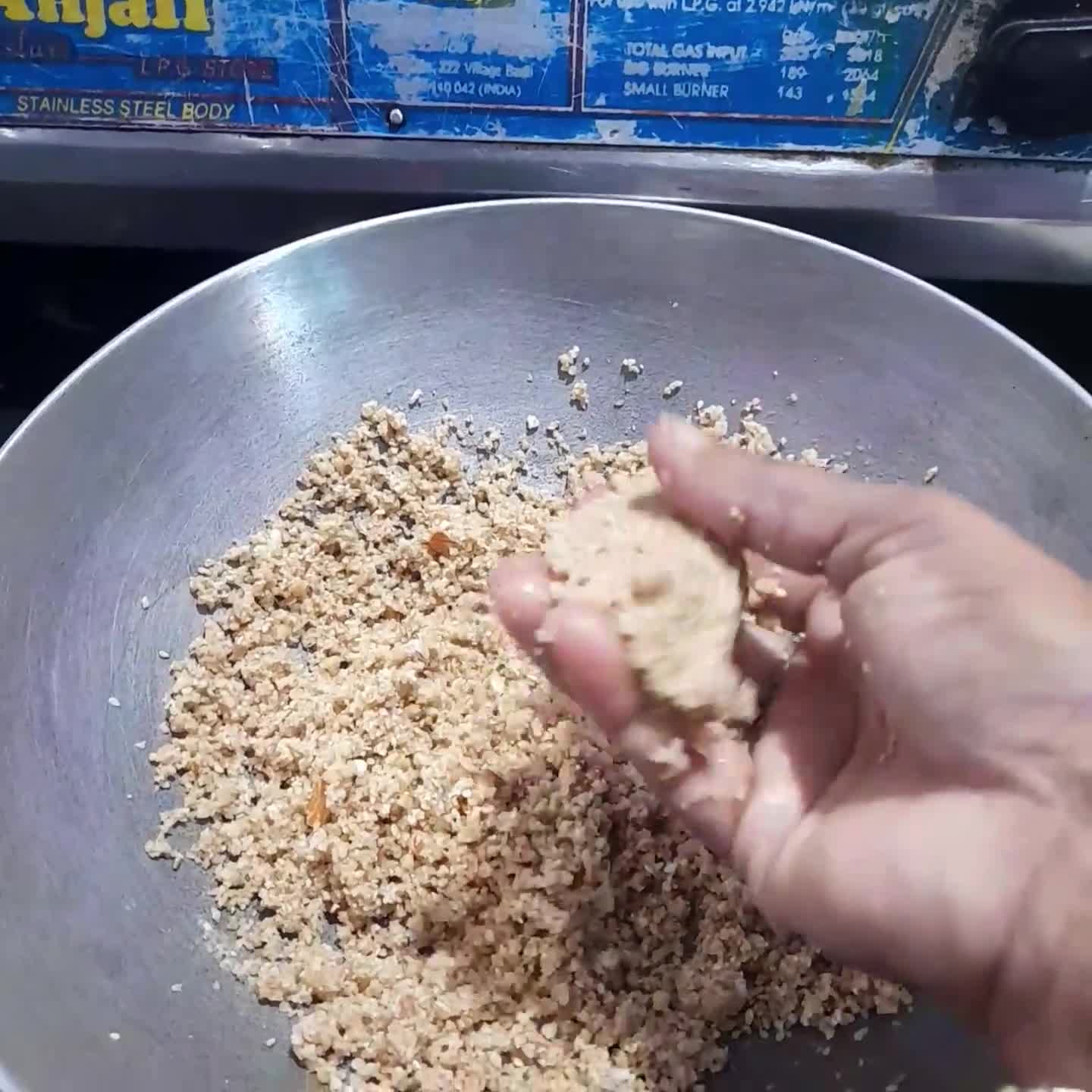तिल मावा लड्डू रेसिपी चरण 4 फोटो