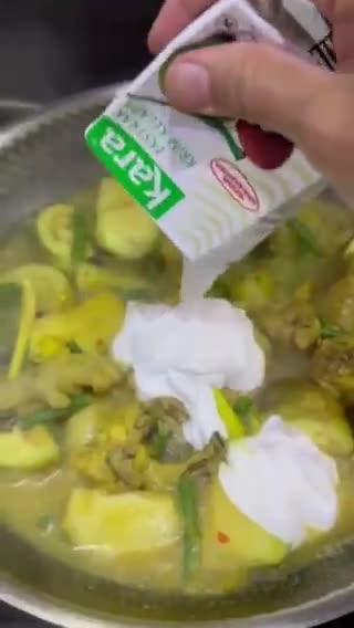 Gambar langkah 5 resipi Ayam Masak Lemak Ubi Cekur & Daun Ketumbar.