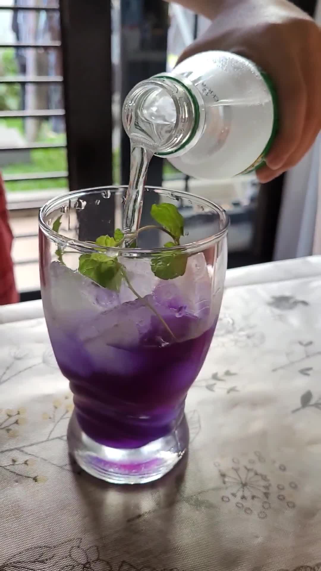 Foto langkah ke 2 dari resep Mojito Bunga Telang dg soda/sprite.