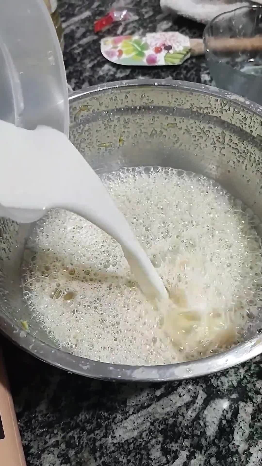 Foto del paso 4 de la receta: Budín de limón tipo Starbucks! En forma de bizcochuelo ✨💫 Esponjoso y sin manteca !!