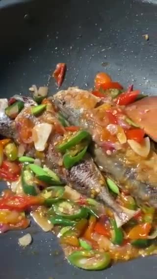 Foto langkah ke 3 dari resep Ikan kembung tumis cabe bawang.