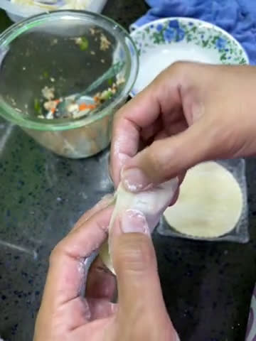 Gambar langkah 6 resipi Dumpling Ikan bersama Cendawan (Goreng dan Kukus).