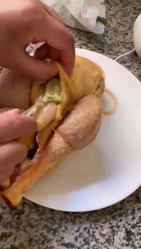 Une image de l'étape 1 de Poulet rôti farci sous la peau aux herbes de provence.