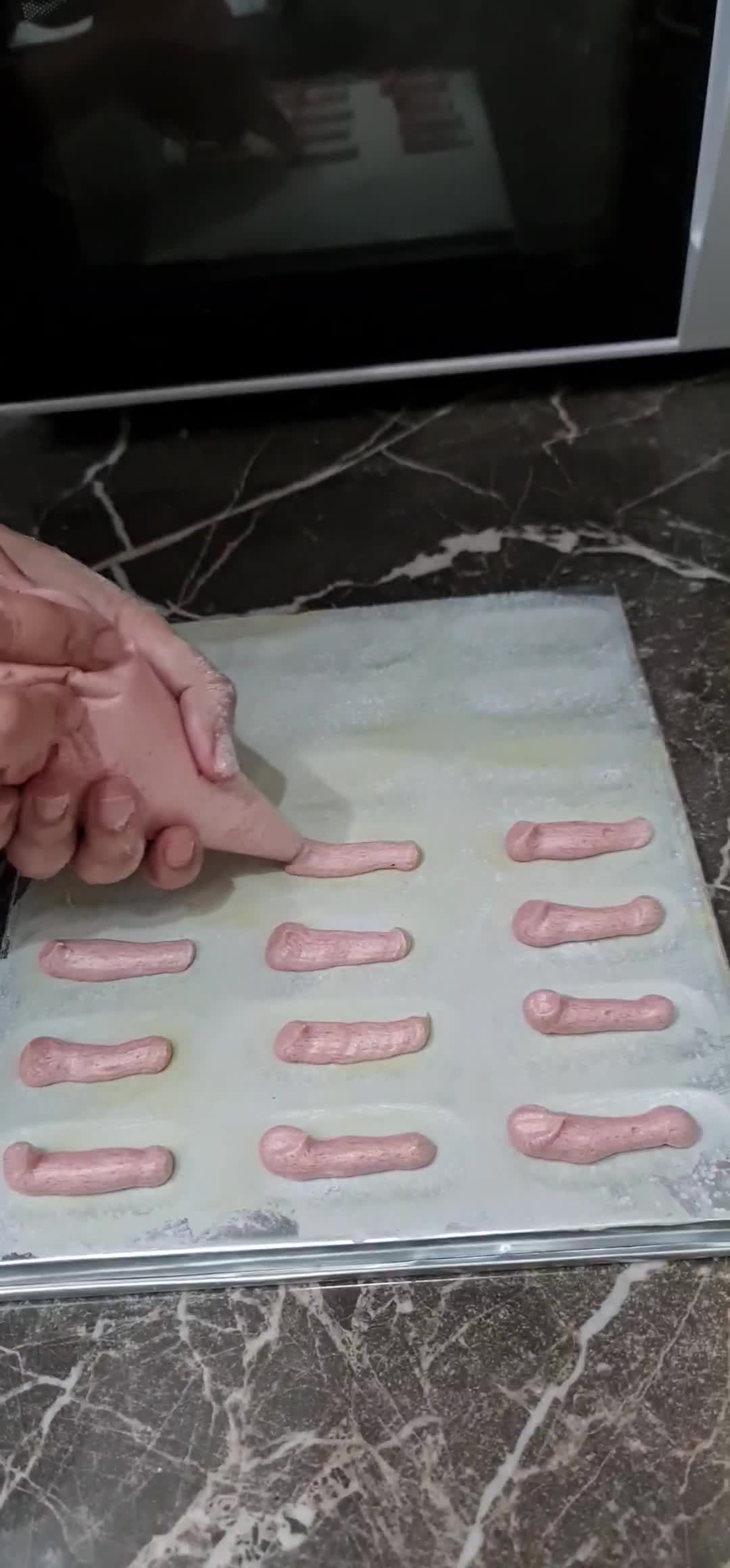 Foto langkah ke 3 dari resep Lidah Kucing Red Velvet.