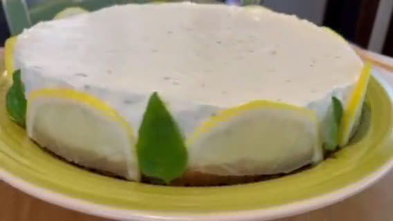 Foto del passaggio 10 della ricetta Cheesecake al basilico, limone e miele con yogurt, pinoli e morette di rovo