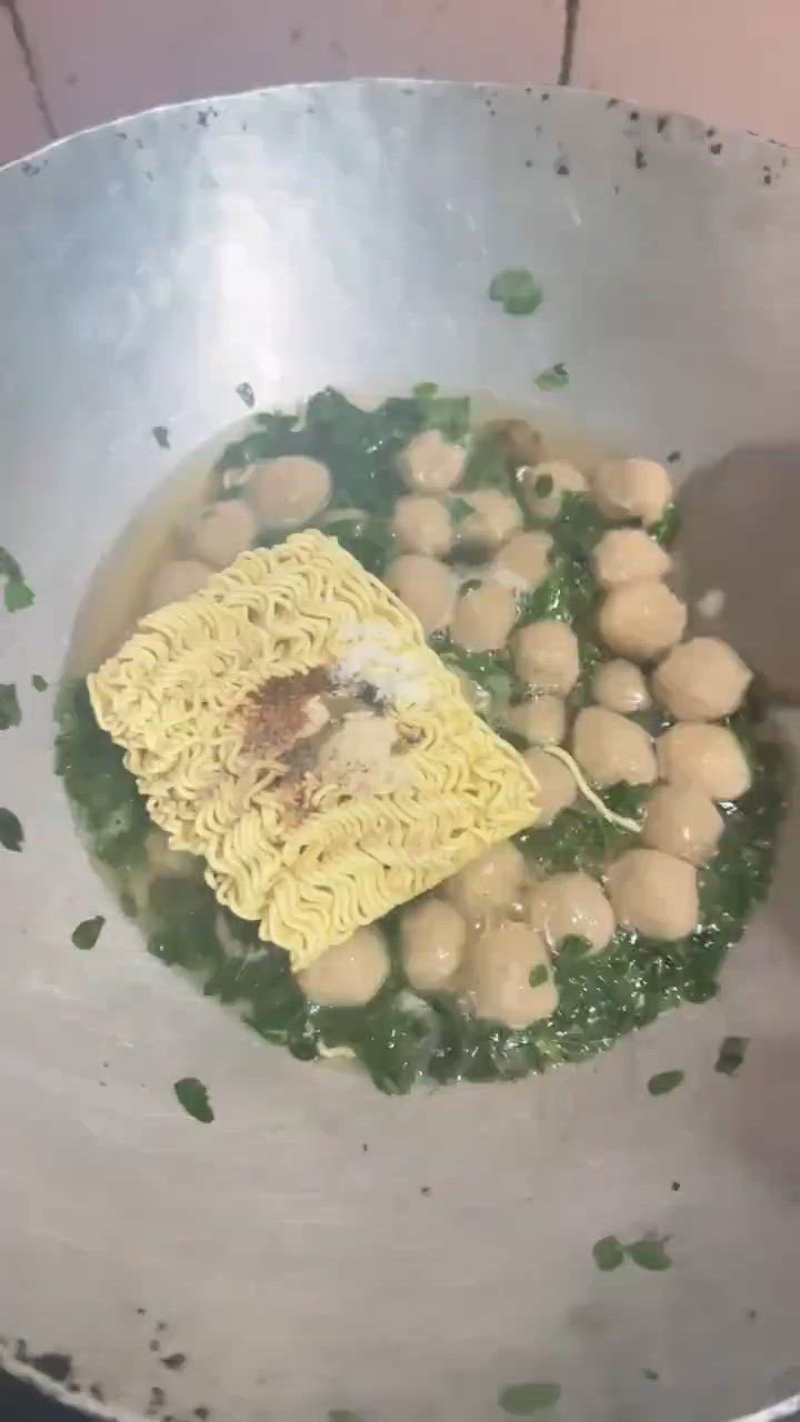 Foto langkah ke 2 dari resep Indomie Baso Daun Kelor.