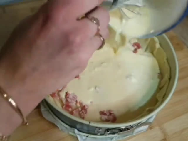 Une image de l'étape 7 de RECETTE DE BASE de quiche lorraine maison simple et délicieuse.