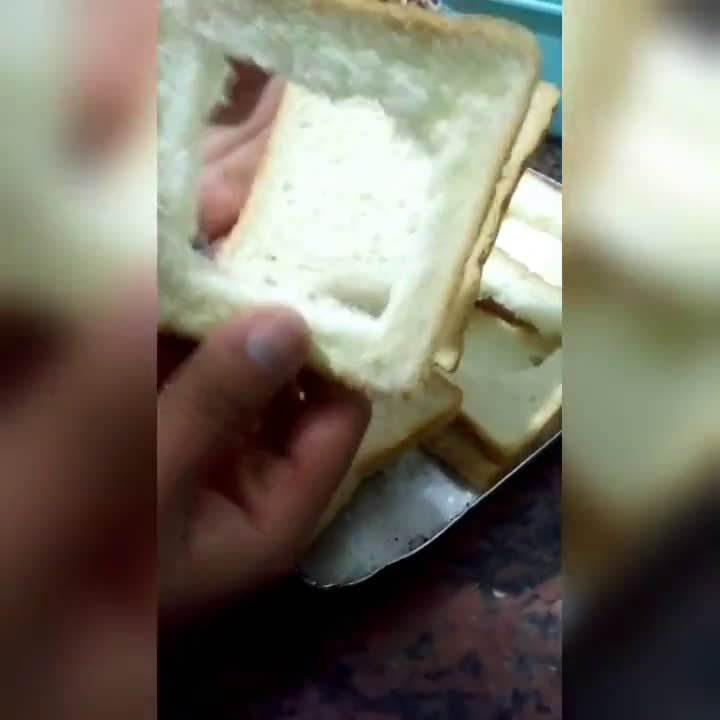 صورة لخطوة 2 من وصفة توست 🍞 بالسدق (سجق) والجبنة 😋🥪