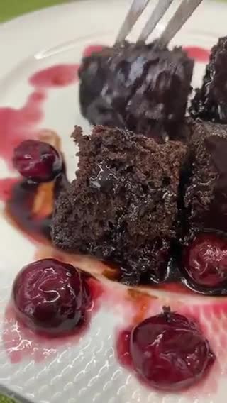 Фото кроку 8 до Шоколадний бісквіт з вишневим соусом та 🍫.