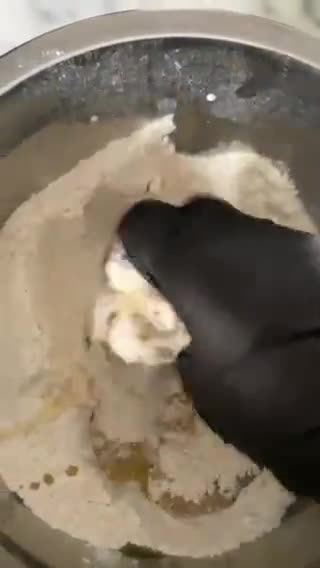 صورة لخطوة 2 من وصفة -حلا مثلثات السميد بالجبن 🥠😋!