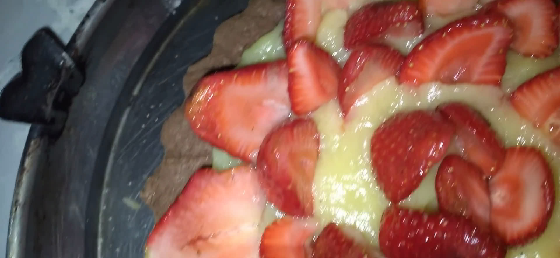 Foto del paso 6 de la receta: Tarta de frutillas, pastelera y masa de cacao!!