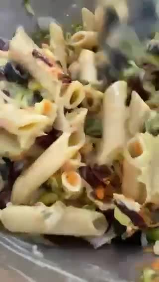 صورة لخطوة 4 من وصفة سلطة مكرونة الكينوا بالدجاج والخضار 🥗😋