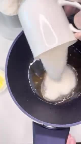 صورة لخطوة 2 من وصفة اقراص جوز الهند 🥥