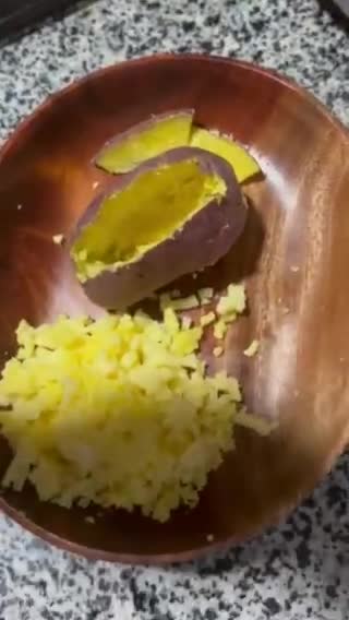 Hình bước làm 2 của món Khoai Lang Nướng Phô Mai 🫕🧀🍠