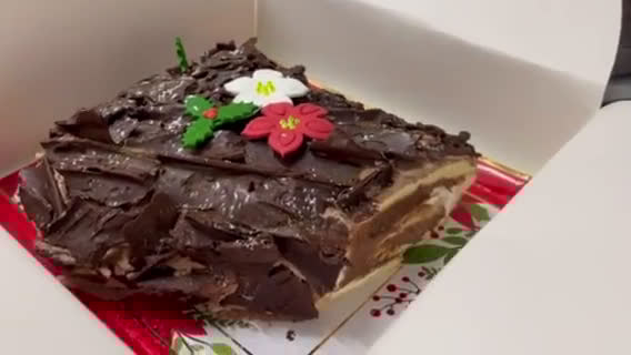 Foto del paso 12 de la receta: Tronco de Navidad 🎄🎁 relleno de nata y praliné de avellanas y chocolate sin lactosa