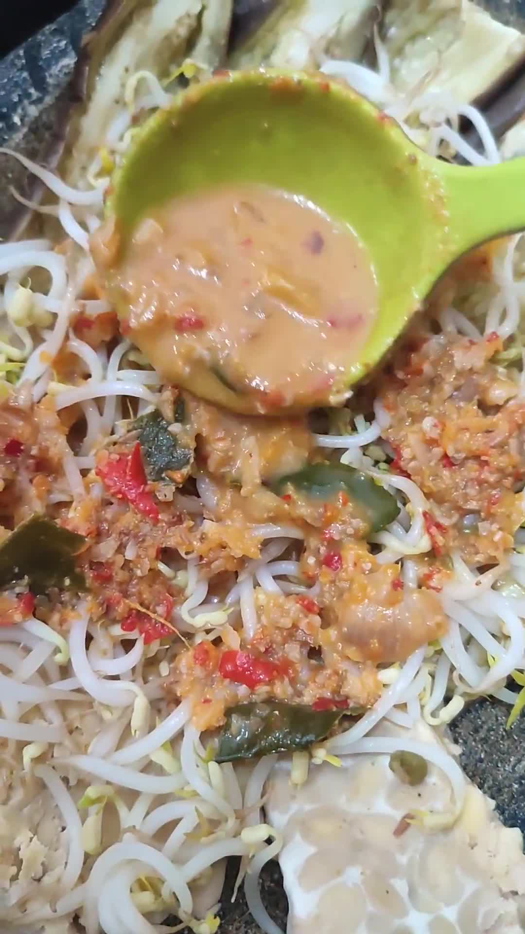 Foto langkah ke 3 dari resep Pecel tempe terong kukus.