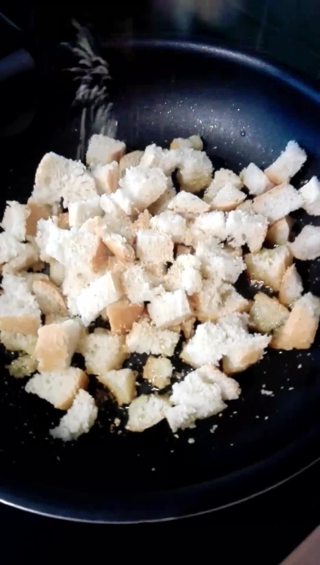 Foto del paso 4 de la receta: Ensalada César con rosetas de queso sin lactosa