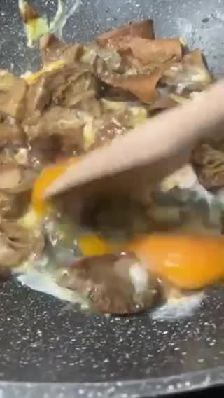 Foto del paso 5 de la receta: Revuelto de setas con jamón y un ajo