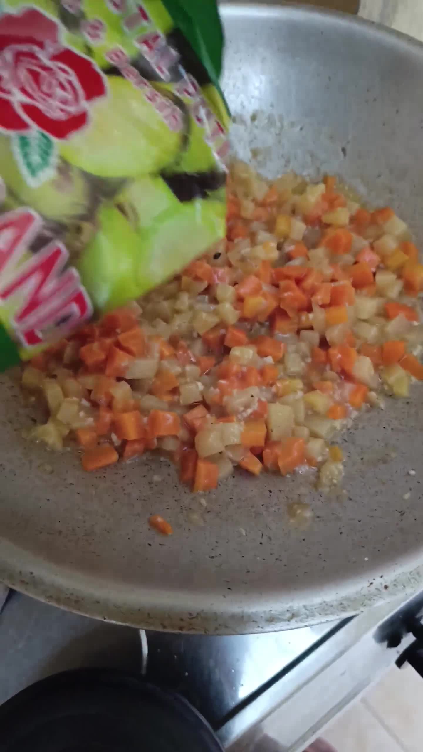 Foto langkah ke 8 dari resep Risoles Rogout Sayur.