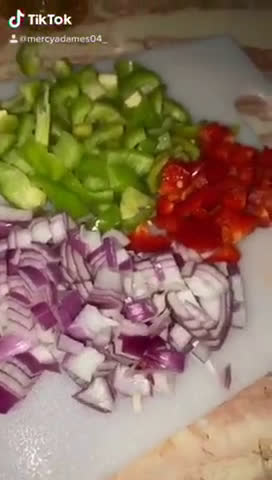 Foto del paso 1 de la receta: Locrio de chuleta con ensalada verde
