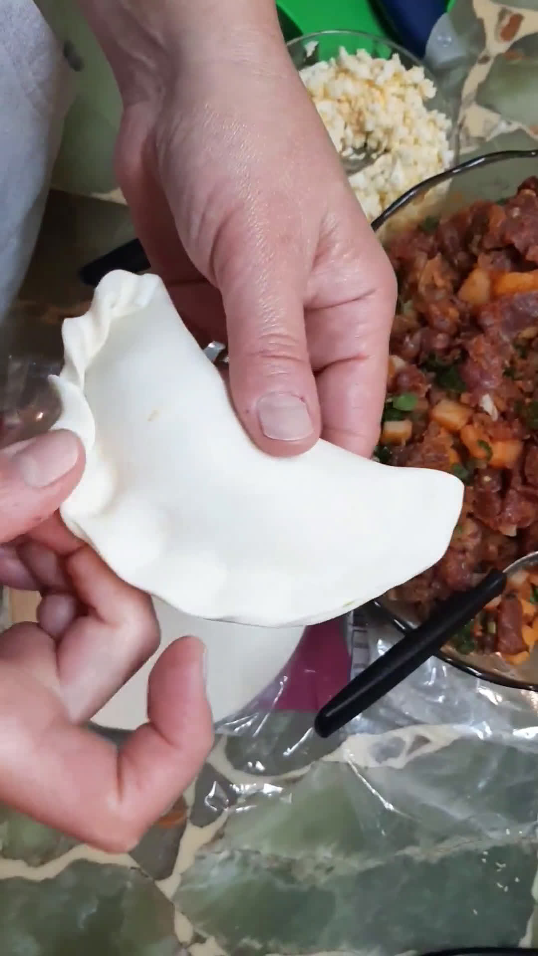 Foto del paso 5 de la receta: Empanadas "Salteñas" de carne cortada a cuchillo