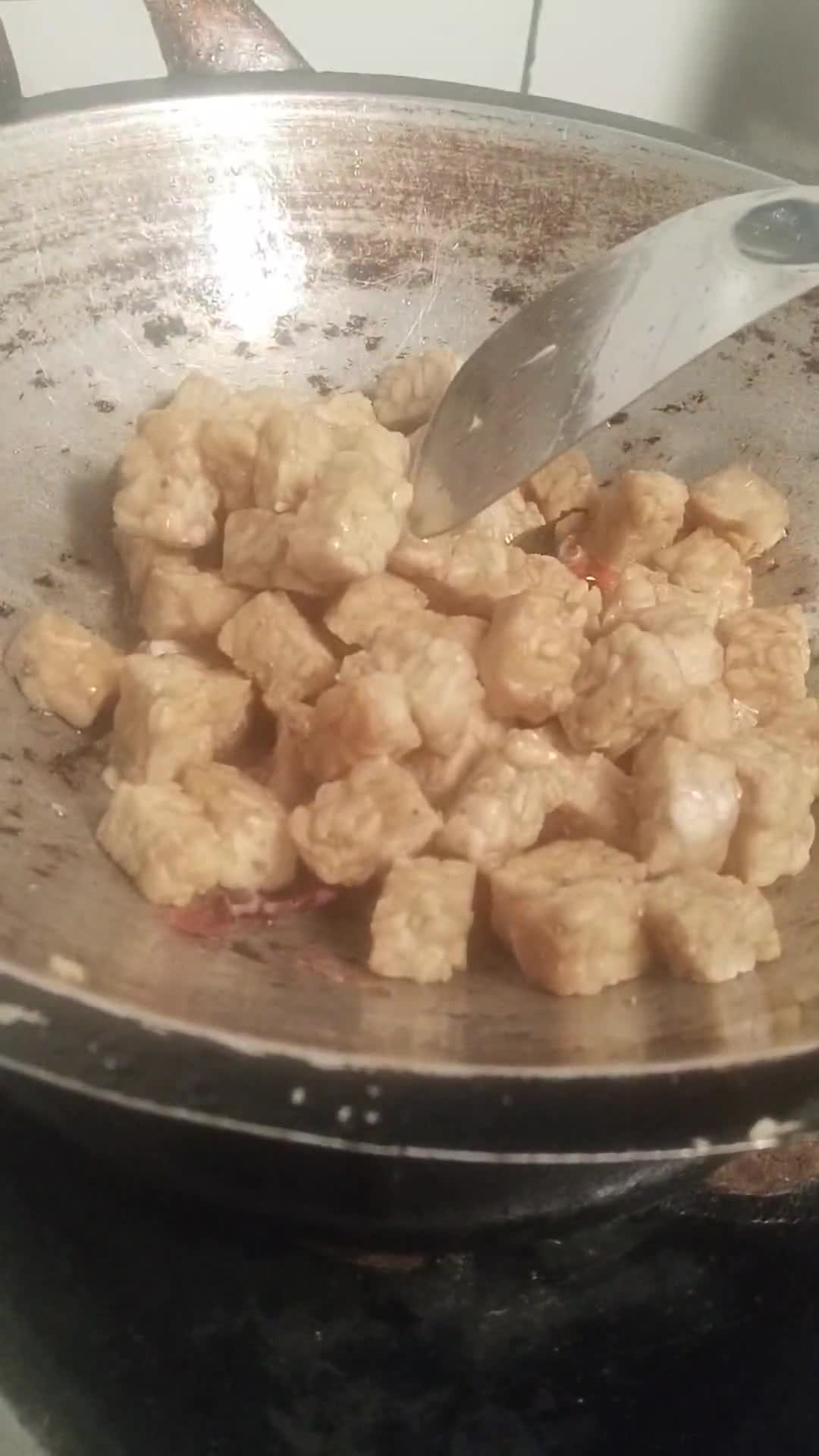 Foto langkah ke 3 dari resep Oseng tempe daun kemangi.