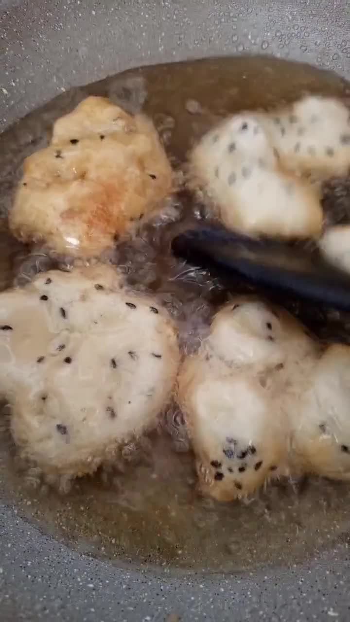 Foto langkah ke 3 dari resep Pisang Goreng Wijen Hitam.