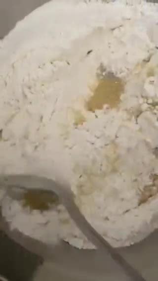 صورة لخطوة 1 من وصفة -حلا مثلثات السميد بالجبن 🥠😋!