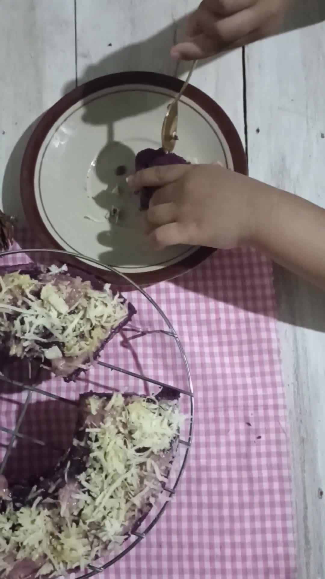 Foto langkah ke 7 dari resep Bolu Kukus Ubi Ungu Keju #233.