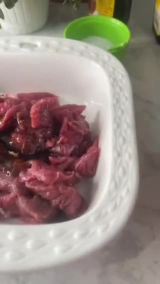 صورة لخطوة 2 من وصفة شرائح لحم البقر المقلي مع البصل والخضار