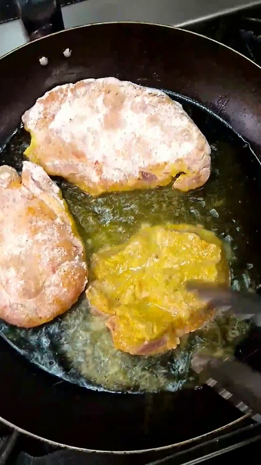 Foto del paso 2 de la receta: Bifes de bondiola (estilo escalopes)