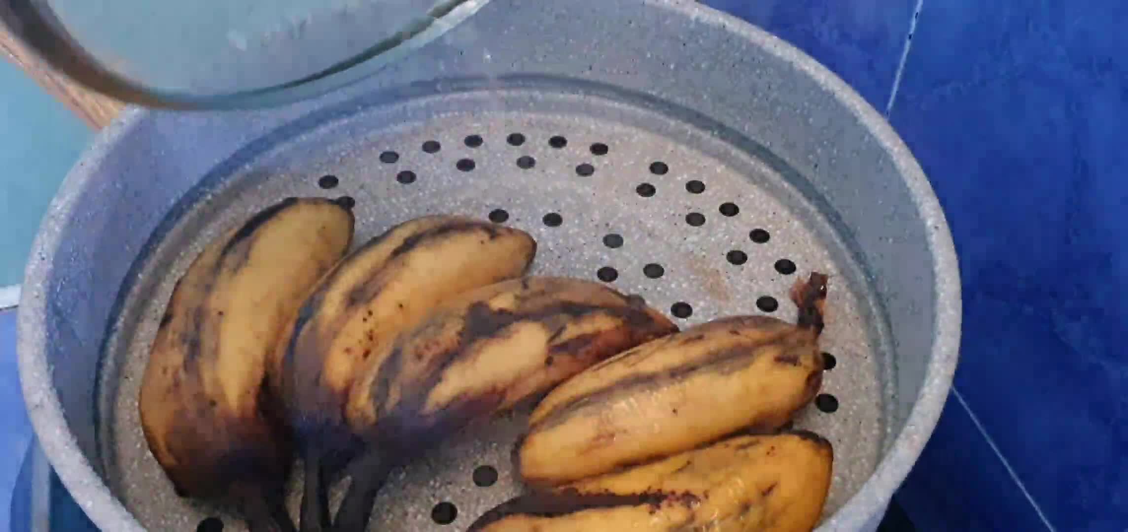 Foto langkah ke 1 dari resep Bola Bola Pisang Coklat.