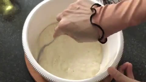 Foto langkah ke 3 dari resep Donat 3 Bahan Tanpa Uleni Takaran Sendok.