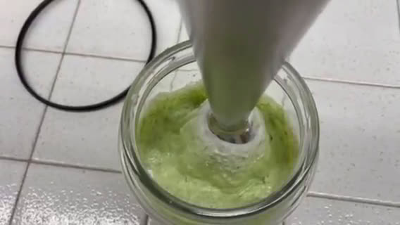 Foto del passaggio 2 della ricetta Salsa allo yogurt, basilico e mandorle