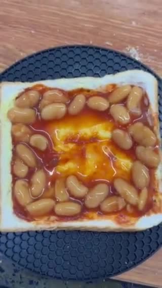 Gambar langkah 2 resipi Roti Telur Bakar dengan Baked Beans.