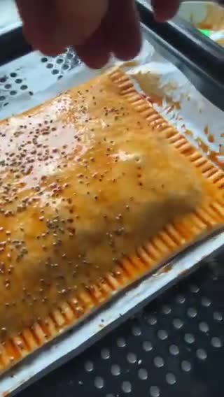 Foto del paso 10 de la receta: Hojaldre de pimientos asados al ajillo, setas y quesos, con top de pimentón dulce y chía