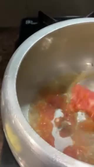 कुकर वाली गोभी (बिना प्याज़ लहसुन) (Cooker wali gobhi recipe in hindi) रेसिपी चरण 4 फोटो