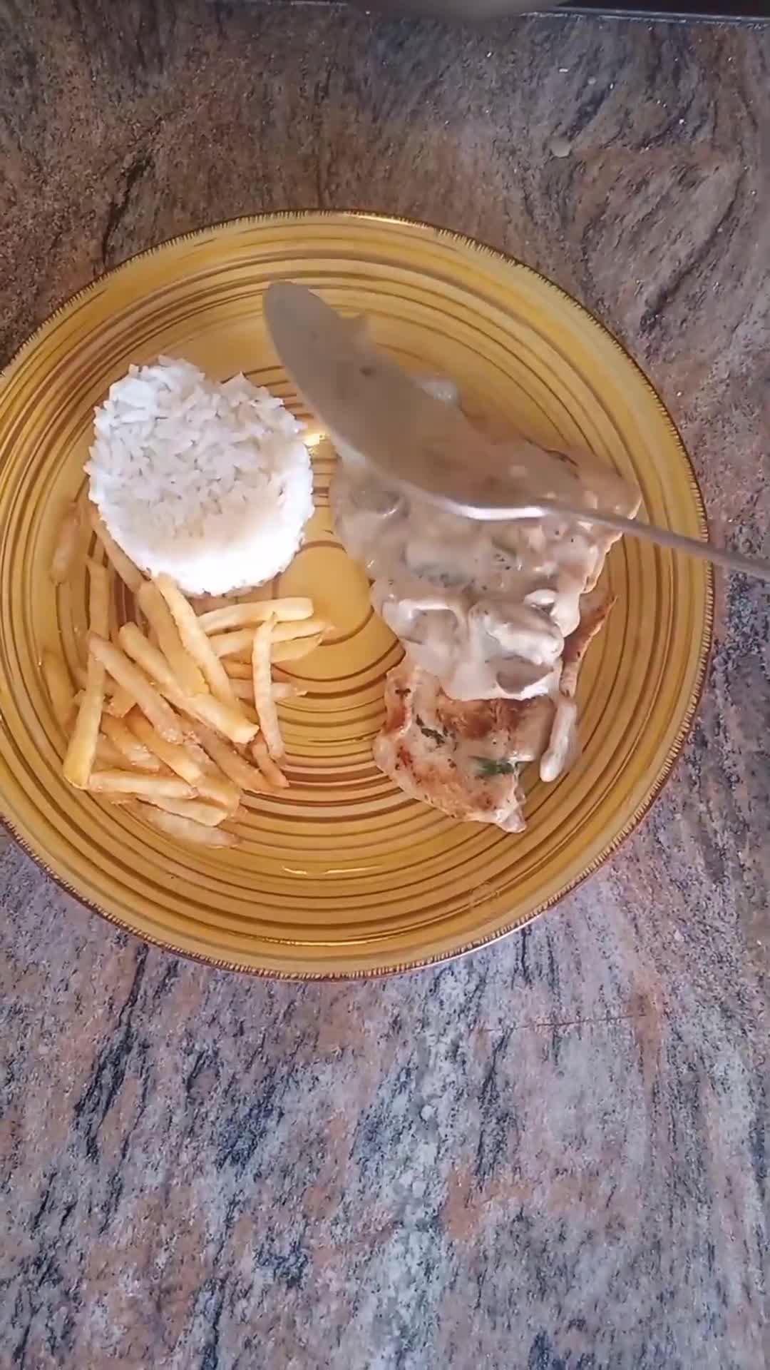 Foto del paso 2 de la receta: Pechuga de pollo en salsa de champiñones 🍄