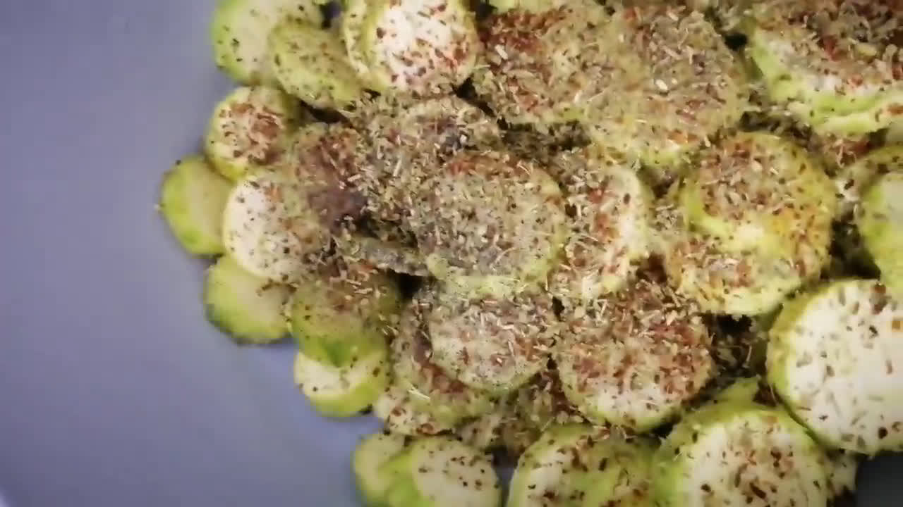 صورة لخطوة 1 من وصفة صينية كوسه وبطاطس بصوص الجبن🧀