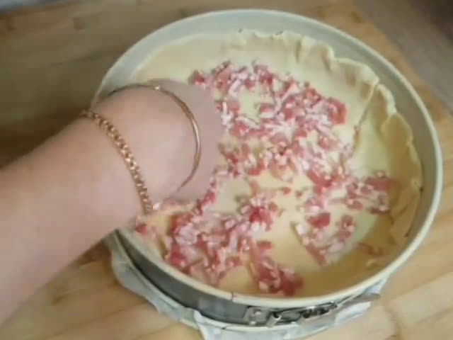 Une image de l'étape 6 de RECETTE DE BASE de quiche lorraine maison simple et délicieuse.