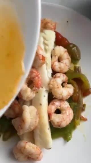 Foto del paso 10 de la receta: Bacalao skrei con gambones al ajillo, sobre cama de pimientos