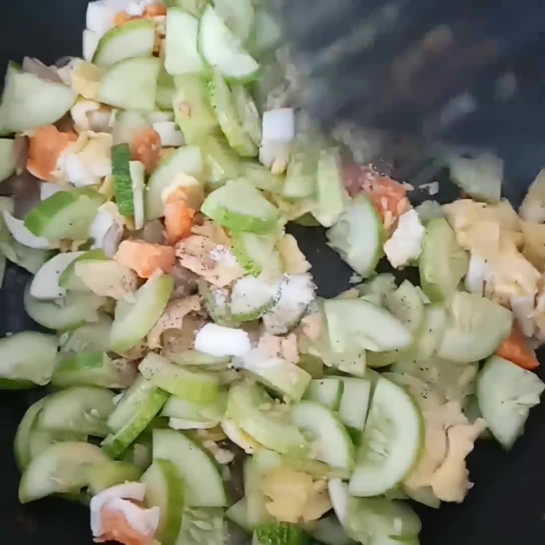 Foto langkah ke 3 dari resep Orak Arik Timun Telur Asin.