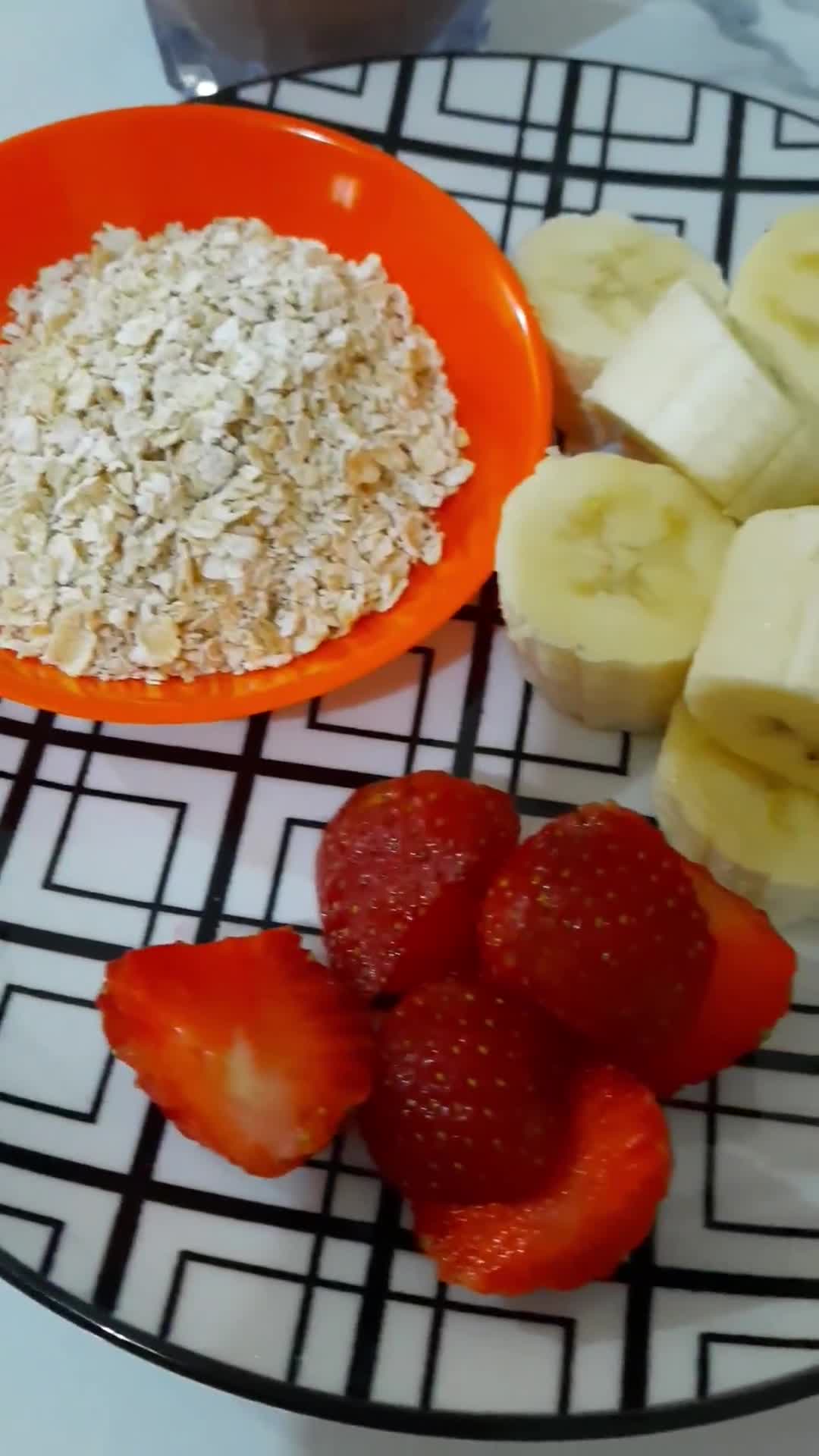 Foto langkah ke 1 dari resep Jus Smoothie Pisang, Strawberry.